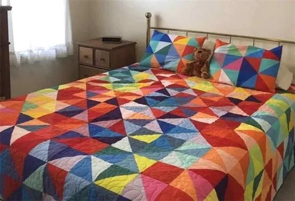 небольшое детское одеяло из разноцветных лоскутков