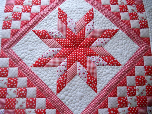 лоскутное розово-белое одеяло