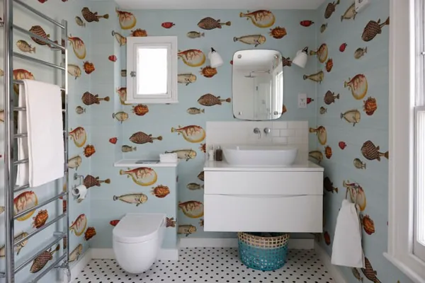 рыбы на стене в ванной