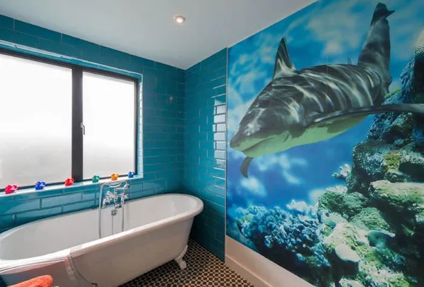 дельфин на фотообоях в ванной комнате