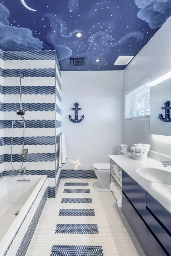 бело-синяя ванная с натяжным потолком
