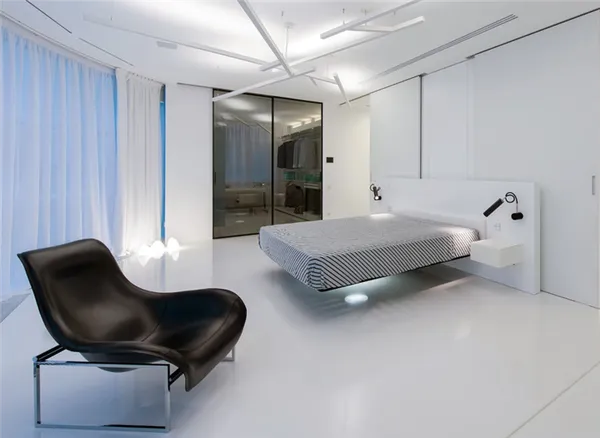 светлая мужская спальня в стиле хай-тек