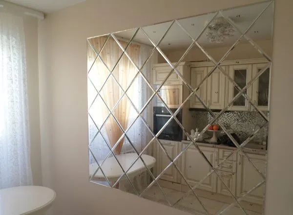 зеркальное панно на стене