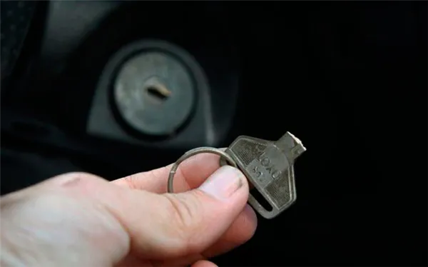 поломанный ключ от автомобиля
