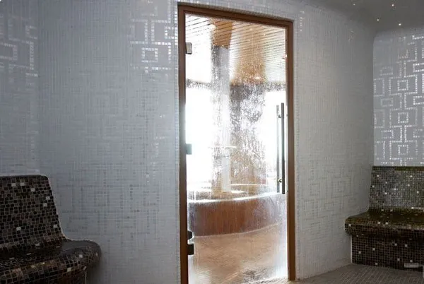 дверь из термостойкого пластика в турецкой бане