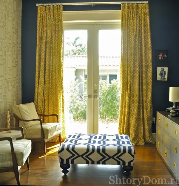 желтые шторы в интерьере голубой гостиной фото