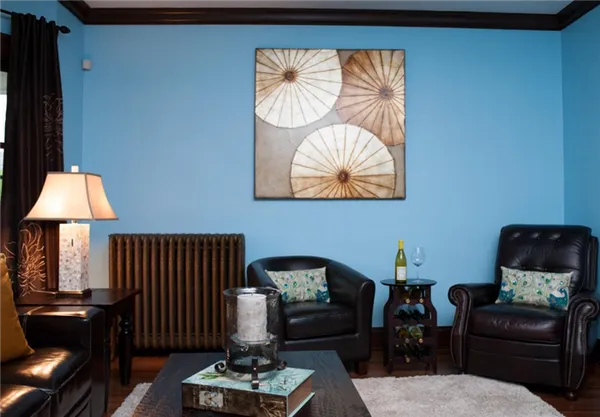 голубые стены в гостиной и коричневая мебель фото
