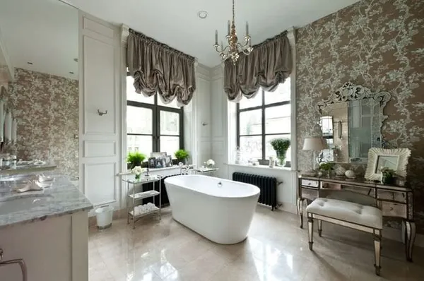 белая ванна в комнате с серыми шторами