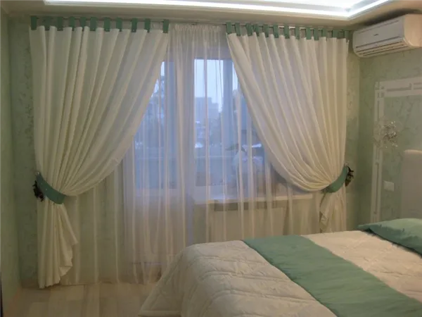 белые занавески из атласной ткани в спальне