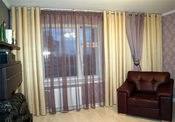 дизайн гостиной с двумя прямыми диванами