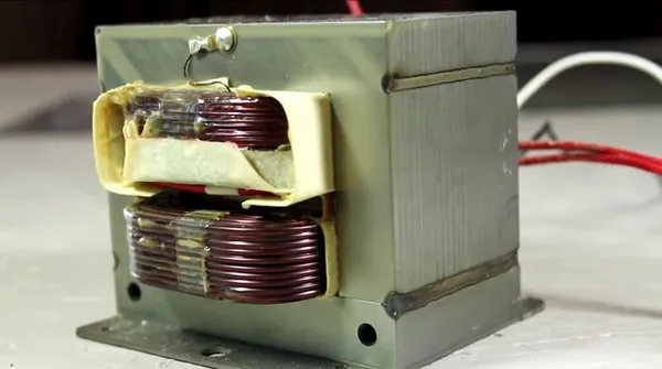 извлекаем трансформатор из микроволновой печи