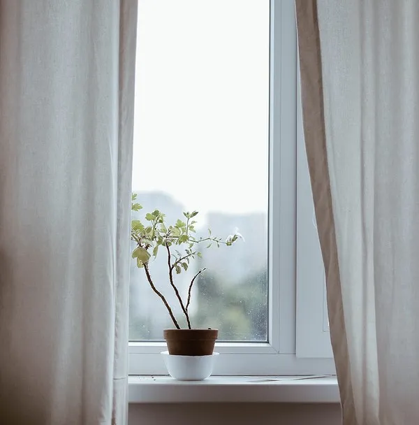 летом плотные занавески на окнах помогут не только выспаться, но и на какое-то время воспрепятствуют проникновению солнечных лучей в комнату. советуем закрывать окна с самого вечера, чтоб. 