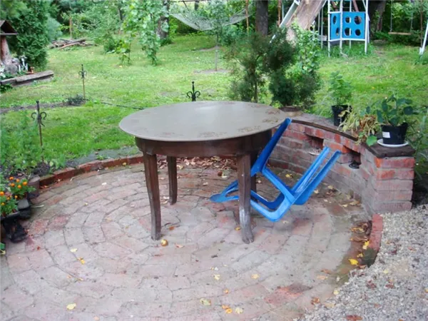стол и стул в саду