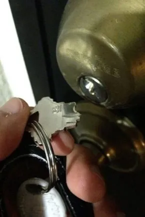 что делать, если сломался ключ в личинке замка. как вытащить сломанный ключ из личинки замка. 3