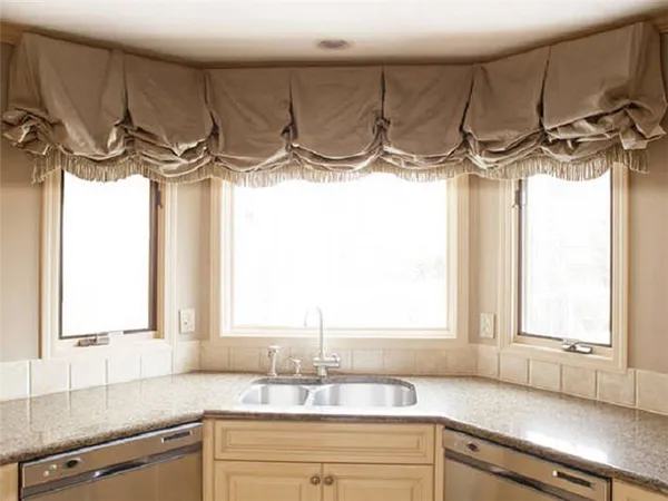 фото шторы на кухню с эркером. шторы на эркерное окно на кухне. 20